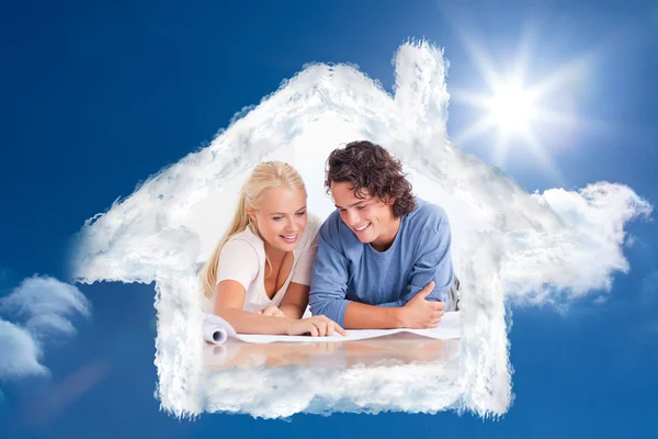 Smiling couple getting ready to move in a new — Stock Photo, Image