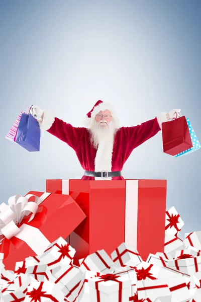 Santa staande in grote gave — Stockfoto