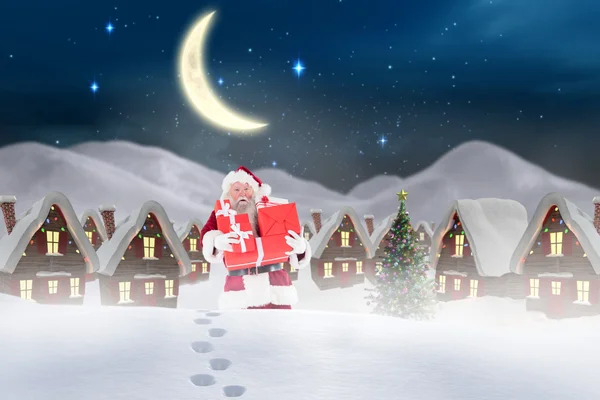Weihnachtsmann trägt Geschenke im Schnee — Stockfoto