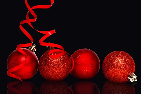 Vier rote Weihnachtskugeln — Stockfoto