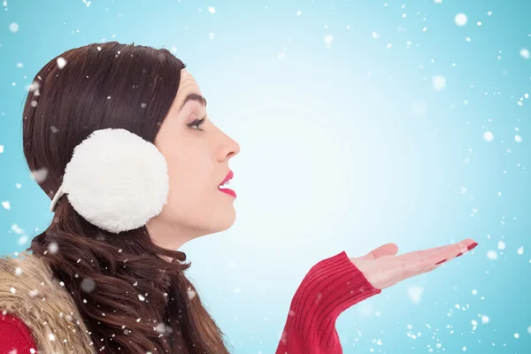 Brunette en vêtements d'hiver avec la main — Photo