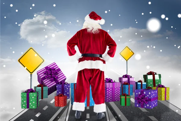 Santa Claus against road over clouds — Stock Photo, Image