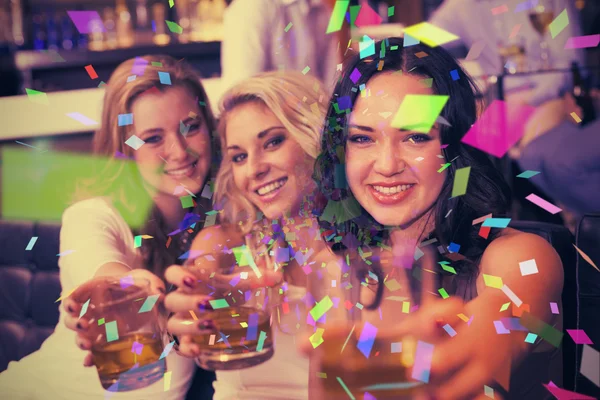 Bonitos amigos tomando una copa juntos — Foto de Stock