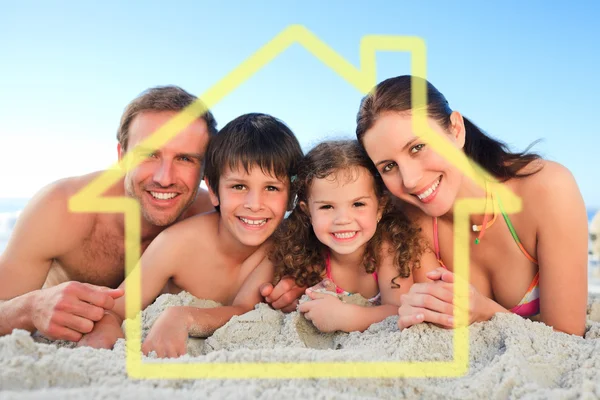 Familia en la playa — Foto de Stock