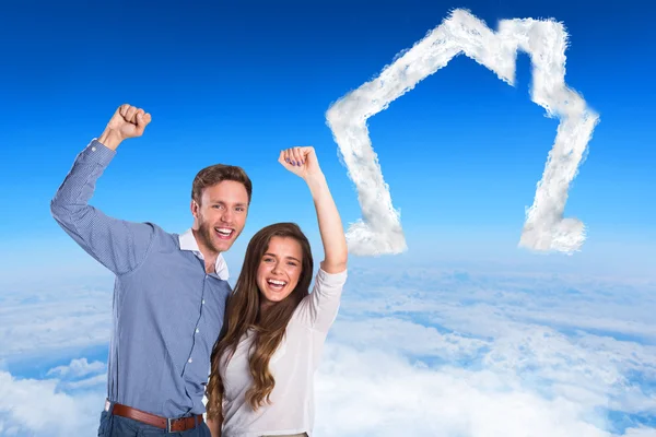 Feliz joven pareja animando — Foto de Stock