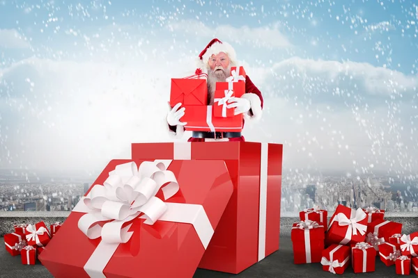 Santa in piedi in grande dono — Foto Stock