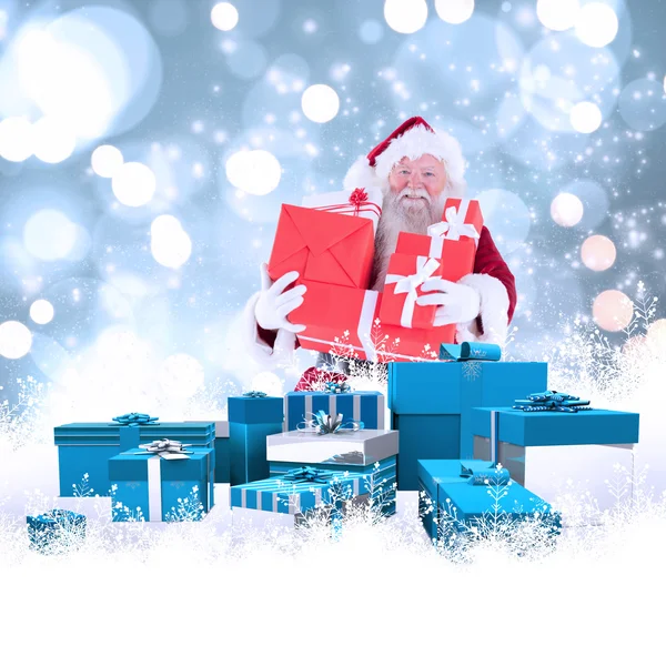 Santa draagt enkele presenteert — Stockfoto