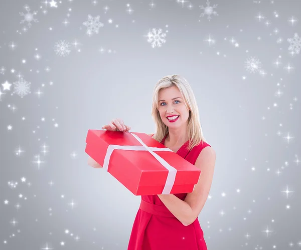 Hübsche Blondine Eröffnungsgeschenk — Stockfoto