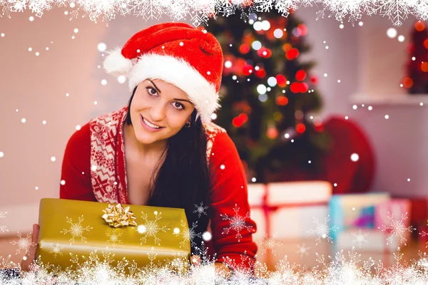 Morena festiva sorrindo para a câmera — Fotografia de Stock