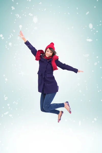 Frau in warmer Kleidung springt — Stockfoto