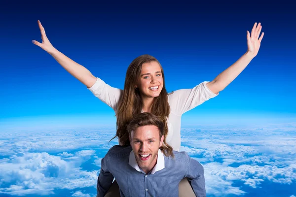 Sorridente giovane uomo che trasporta donna — Foto Stock