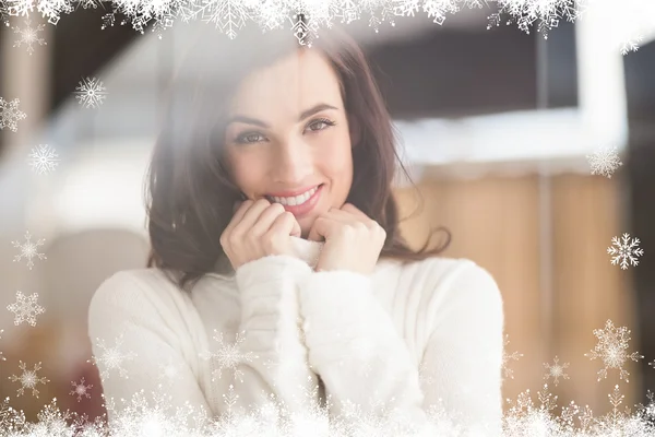 Samengestelde afbeelding van brunette in witte wol jumper poseren — Stockfoto