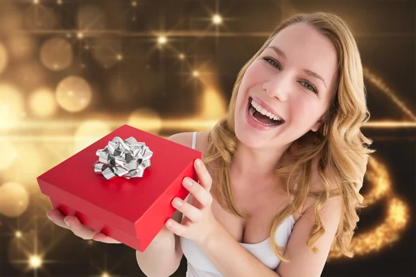 Σύνθετη εικόνα πορτρέτο του μια ευτυχισμένη γυναίκα που λαμβάνει ένα δώρο — Φωτογραφία Αρχείου