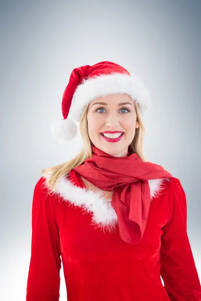 Bionda festiva sorridente alla macchina fotografica — Foto Stock