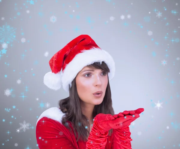 Mooie brunette in santa outfit waait — Stockfoto