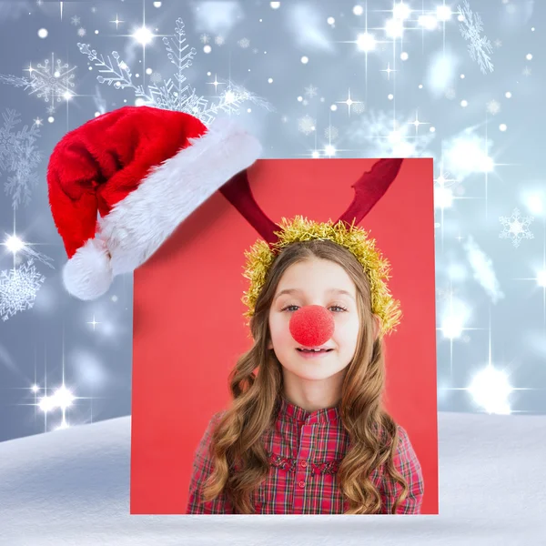 Niña festiva vistiendo nariz roja — Foto de Stock