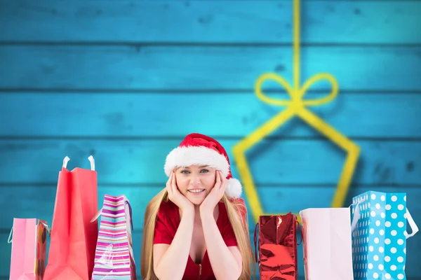 Blondine lächelt mit Geschenktüten — Stockfoto