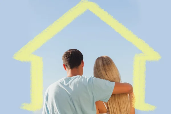 Vista trasera de una linda pareja admirando el cielo azul — Foto de Stock