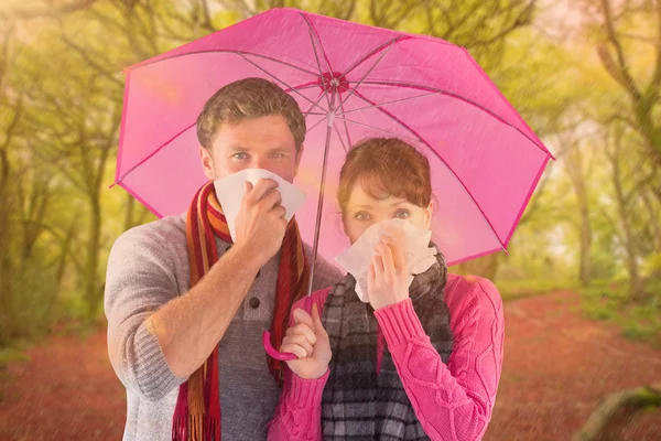 Couple debout sous un parapluie — Photo