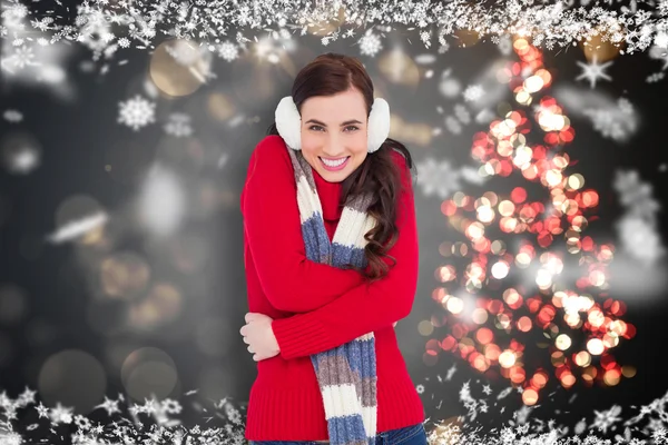Šťastný bruneta v zimní oblečení s úsměvem — Stock fotografie