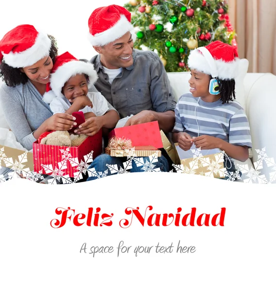 Familjen håller jul presenterar — Stockfoto