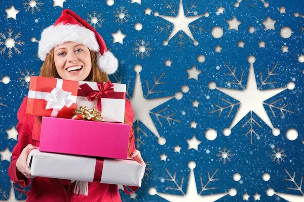 Pelirroja festiva sosteniendo montón de regalos — Foto de Stock