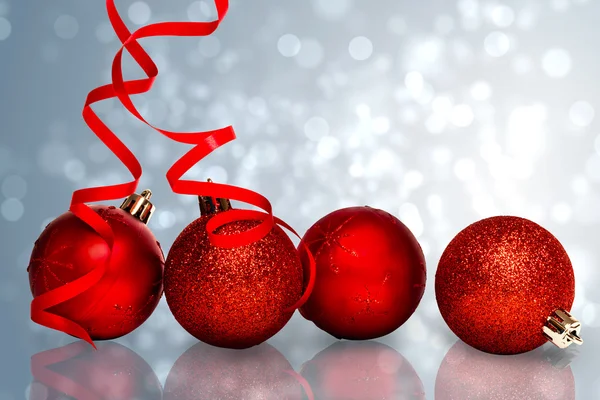 Dört kırmızı Noel top dekorasyon — Stok fotoğraf