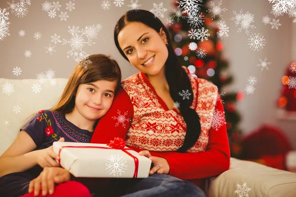 Slavnostní matka a dcera drží Vánoce Stock Fotografie
