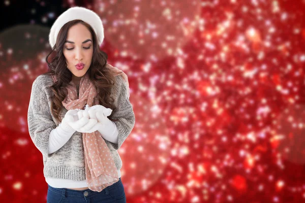 Zusammengesetzte Bild der hübschen Brünette in Winterkleidung weht — Stockfoto