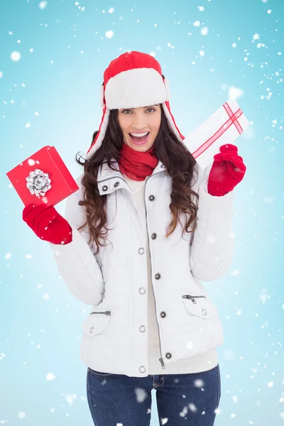 Morena em roupas de inverno segurando presentes — Fotografia de Stock