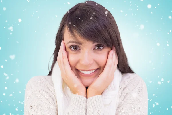 Brünette in winterkleidung lächelnd — Stockfoto