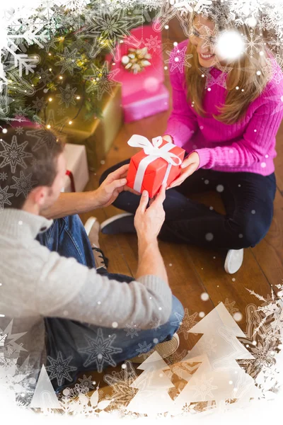 Pareja sentada dándose regalos — Foto de Stock