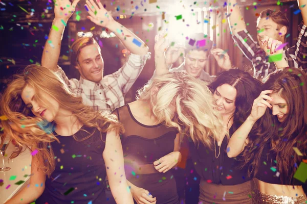 Amigos con estilo bailando y sonriendo — Foto de Stock