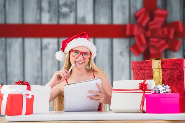 Feestelijke blonde haar kerst lijst schrijven — Stockfoto