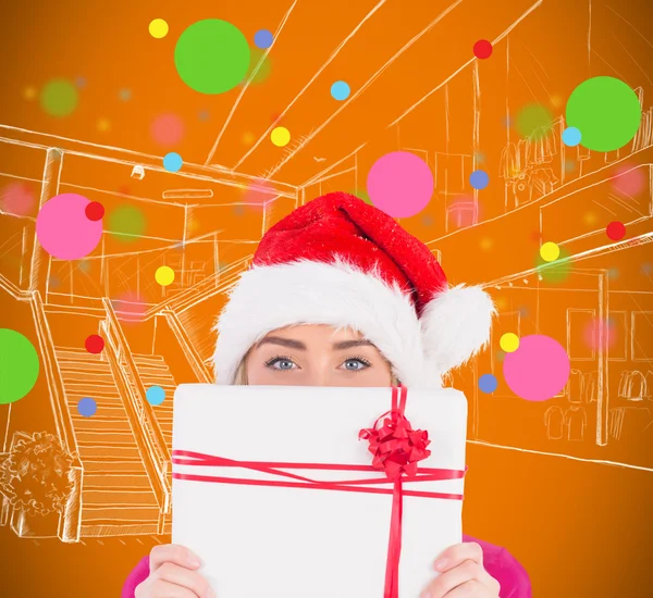 Noel hediyesi holding neşeli sarışın — Stok fotoğraf