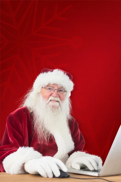 Santa surft op internet — Stockfoto