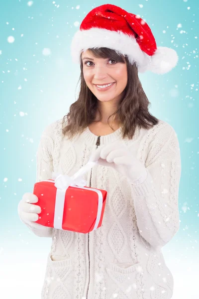 女人在圣诞老人的帽子打开礼物 — 图库照片