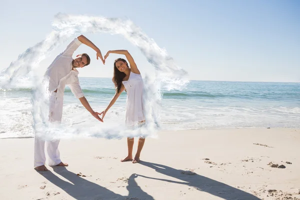 Coppia amorevole formando forma di cuore con le braccia — Foto Stock