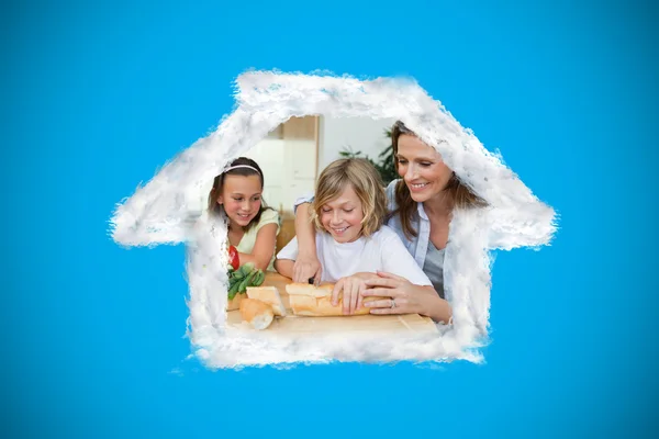 Woman making sandwiches with her children — Stock Photo, Image