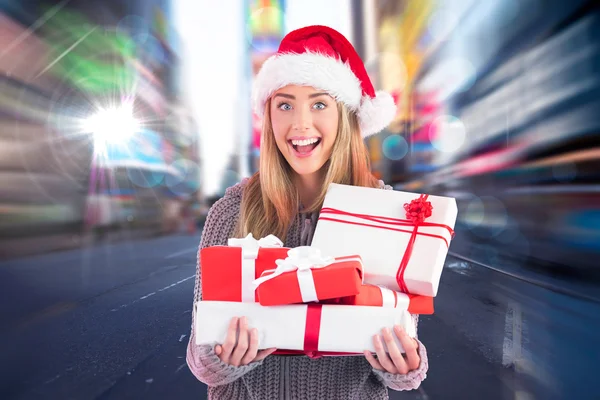 Feestelijke blonde houden stapel geschenken — Stockfoto