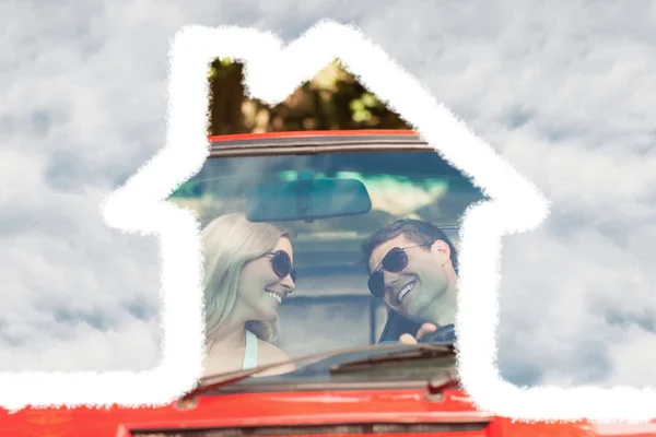 Älskande par i deras röda cabriolet med — Stockfoto