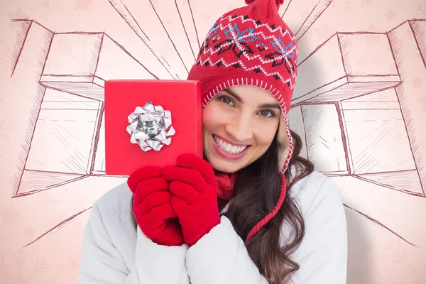 Morena em roupas de inverno mostrando presente vermelho — Fotografia de Stock