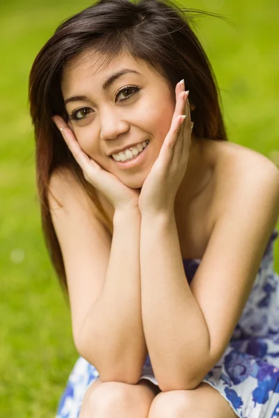 Portrait of beautiful woman in park — Stock Photo, Image