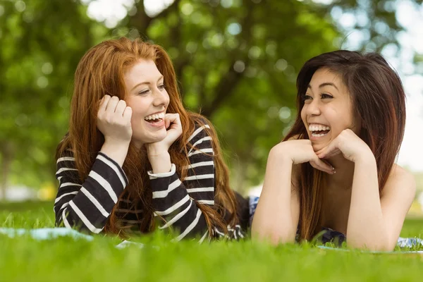 Femmes allongées sur l'herbe dans le parc — Photo