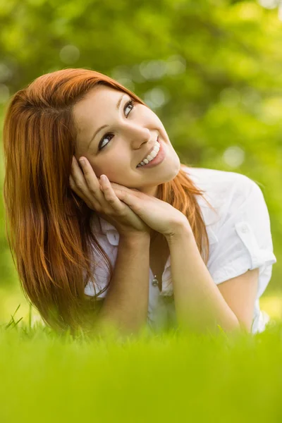 かわいい赤毛の笑顔で横になっています。 — ストック写真