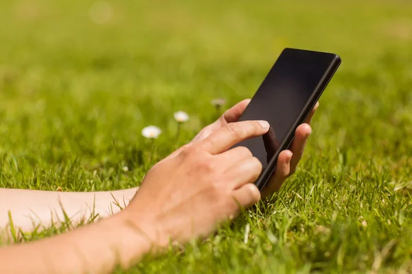 Zblízka hezká zrzka drží její mobilní telefon — Stock fotografie