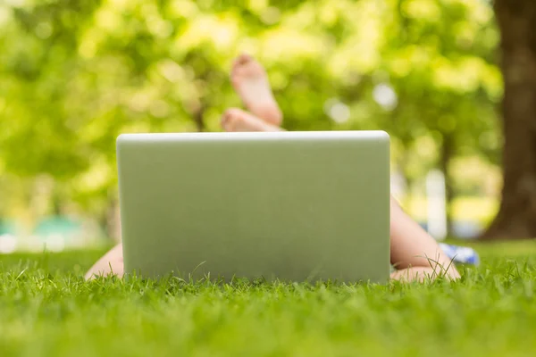 Žena přes notebook v parku — Stock fotografie