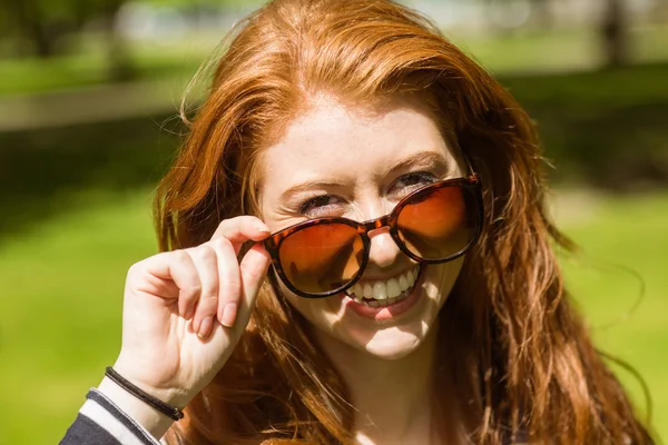 Güzel bir kadın güneş gözlüğü takıyor — Stok fotoğraf