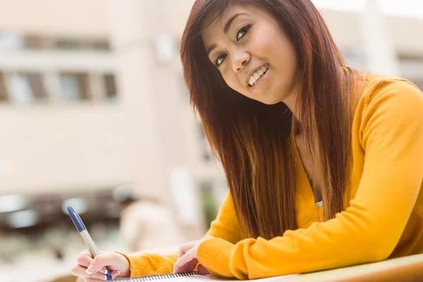 Vrouwelijke college student huiswerk — Stockfoto