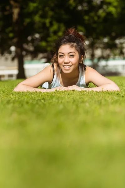 Frau liegt auf Gras im Park — Stockfoto